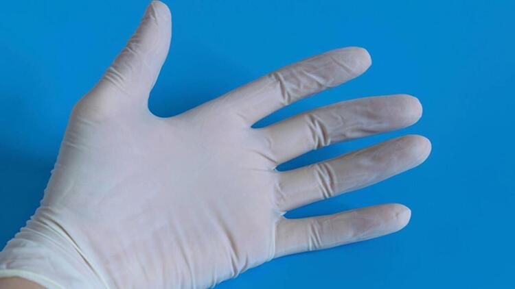 <p>Prof. Dr. Ata Nevzat Yalçın, eldiven kullanmanın koruyucu olmadığı gibi virüsün daha çok yayılmasına neden olduğuna dikkati çekerek, "Çünkü eldiven el temizliğine engel olur. Bir yüzeyden alınan virüsü sonradan dokunulan her yere yayma riskini artırır. Eldiven kullanmak yanlış güvenlik hissi verir" dedi.</p>
