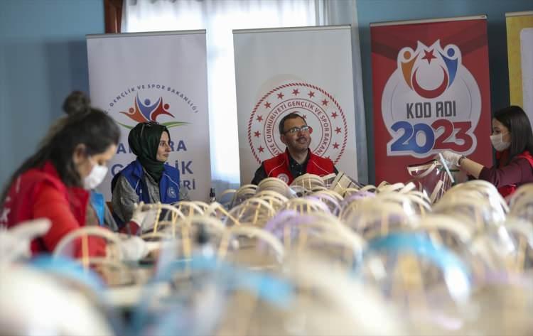 <p>Tüm dünyayı saran koronavirüs salgını ile birlikte Türkiye'ye dönen vatandaşlarımızın 14 günlük karantina sürecini geçirebilmeleri için KYK yurtlarının kapılarını açan Gençlik ve Spor Bakanlığı, şimdide koronavirüse karşı amansız bir mücadele veren sağlık çalışanlarına destek amacıyla gençlik merkezlerinde korumalı maske üretimine başladı.</p>

<p> </p>
