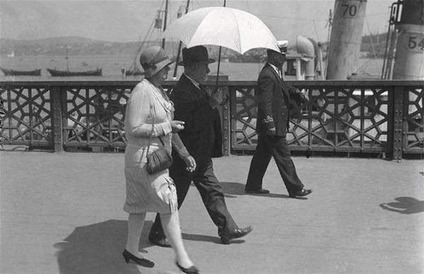 <p>Galata Köprüsü üzerinde bir an (>1929)</p>
<p> </p>