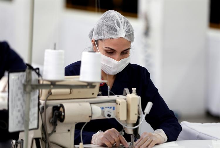 <p>Üretim bandında aralıklarla çalışan işçilerin, görev yaptıkları alanda düzenli olarak dezenfeksiyon çalışması gerçekleştiriliyor. İşçilerin ateşleri de hem fabrikaya girişlerinde hem de çalışmaları sırasında ölçülerek kayıt altına alınıyor ve takip ediliyor.</p>
<p> </p>