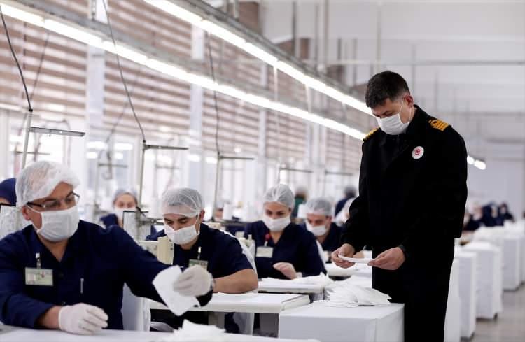 <p>"İlgili birimlerimize her türlü maskenin imalatı için gerekli talimatları verdik. Şu anda maske imalatı büyük bir hızla devam ediyor. Bunun yanı sıra fabrikalarımızda antibakteriyel sıvı üretimi de başlamış durumdadır. Bunu da yoğun bir şekilde sürdürmekteyiz. Önce birliklerimizle, daha sonra da diğer kurum ve kuruluşlarla bunları paylaşacağız. Üretimi olabildiğince yükselterek, sadece silahlı kuvvetlerimizin ihtiyaçlarını değil, aynı zamanda halkımızın da ihtiyaçlarını karşılamak için gayret gösteriyoruz."</p>
<p> </p>