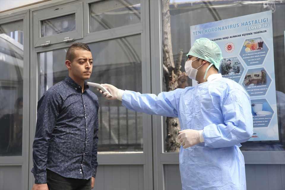 <p>Komutanlık nizamiyesine getirilen acemi erlerin, buradaki personel tarafından tekrar ateş ölçümü, sağlık öyküsü ve yurt dışı hikayesi alınıyor.</p>
<p> </p>