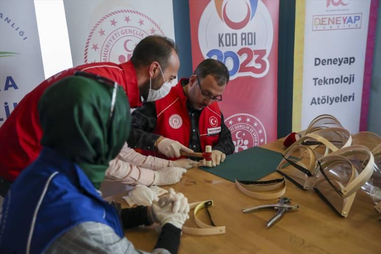 <p>Gençlik ve Spor Bakanlığı'na bağlı 81 ilde 81 gençlik merkezinde, corona virüs salgınına karşı amansız bir mücadele veren sağlık çalışanları için korumalı maske üretimine başlandı. Maskelerin üretildiği merkezlerden biri olan Ankara'daki Keçiören Gençlik Merkezi'ni ziyaret eden Gençlik ve Spor Bakanı Dr. Mehmet Muharrem Kasapoğlu, maskelerin tanıtımını yaptı.</p>

<p> </p>
