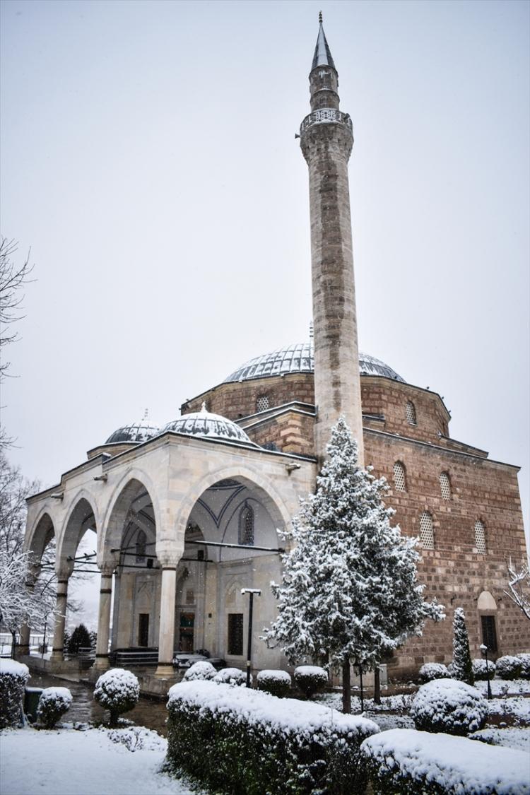 <p>Beyaz kar örtüsü, tarihi Mustafa Paşa Camisi ve çevresinde güzel görüntüler oluşturdu.</p>