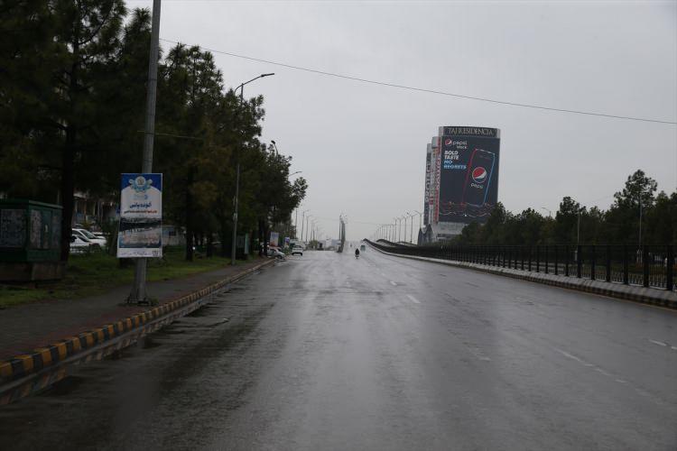 <p>Birçok işyerinin kapalı olduğu başkent İslamabad ve Ravalpindi kentlerinde okulların tatil edilmesi, camiler ile meydanlarda toplamanın yasaklanmasıyla toplam nüfusu yaklaşık 4 milyonluk iki kentte hayat durdu.</p>