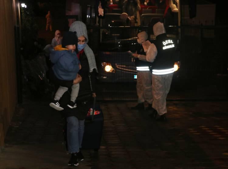 <p>İstanbul Havalimanında sağlık kontrolünden geçirilen 142 yolcu, polis eşliğinde gece saatlerinde otobüslerle Sakarya'ya getirildi.</p>

<p>Burada da ikinci sağlık kontrolünden geçen yolcular, önceden boşaltılan Serdivan ilçesindeki Arif Nihat Asya Yurdu'nda tek tek odalara yerleştirildi.</p>

<p>Londra'dan gelen yolcular, 14 gün boyunca gözetim altında tutulacak.</p>

