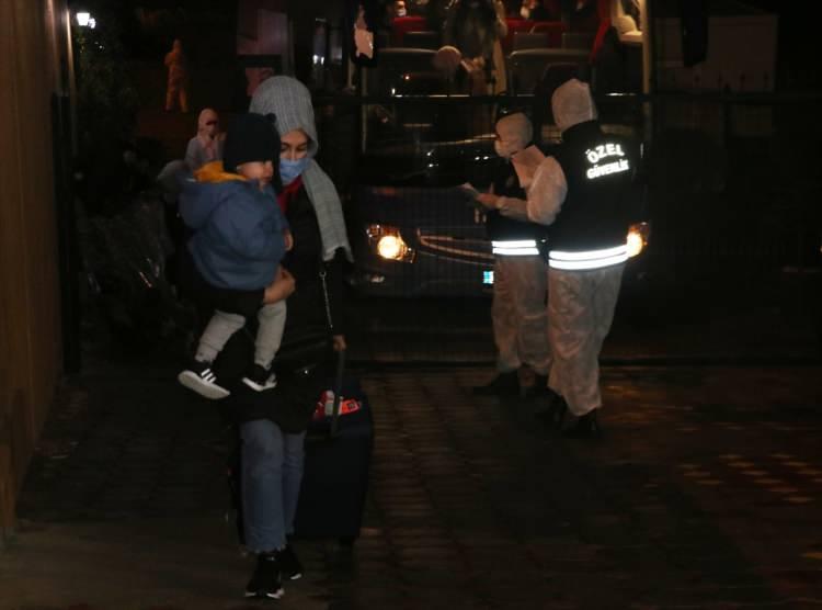 <p>İstanbul Havalimanında sağlık kontrolünden geçirilen 142 yolcu, polis eşliğinde gece saatlerinde otobüslerle Sakarya'ya getirildi.</p>
<p>Burada da ikinci sağlık kontrolünden geçen yolcular, önceden boşaltılan Serdivan ilçesindeki Arif Nihat Asya Yurdu'nda tek tek odalara yerleştirildi.</p>
<p>Londra'dan gelen yolcular, 14 gün boyunca gözetim altında tutulacak.</p>