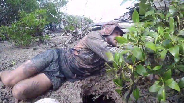 <p>Avustralyalı bir adam, toprağın altından devasa boyutta bir yengeç çıkardı.</p>
