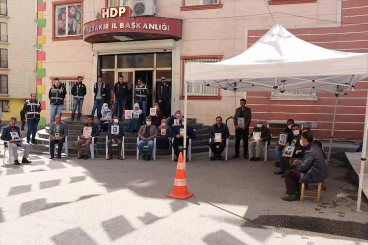 <p>Diyarbakır annelerinin dağa kaçırılan çocuklarına kavuşma ümidiyle HDP İl Başkanlığı binası önündeki evlat nöbeti devam ediyor. </p>
