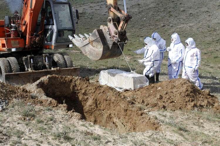 Dünyada ses getiren kareler! Kimselerin olmadığı bir dağ başına gömüp gittiler