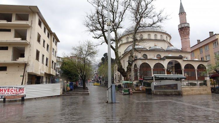 <p> Bursa Valiliği tarafından da yapılan "48 saat evden hiç çıkma" çağrısının ardından Bursa'nın gün boyu tıklım tıklım olan meydan ve sokakları bomboş kaldı.</p>