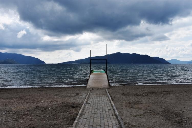 <p>Alınan kararlar doğrultusunda yasağın kapsadığı işletmeler kepenk kapatırken, bu turizm merkezlerindeki vatandaşların da acil ihtiyaçları dışında sokağa çıkmadığı görüldü.</p>

<p> </p>
