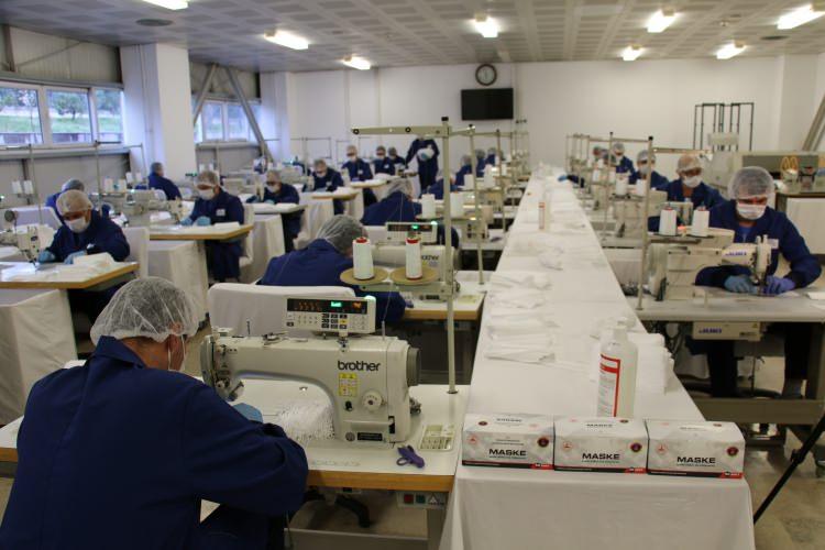 <p>Kesiliyor, dikiliyor, paketleniyor</p>
<p>Dikimevindeki üretim sürecinde bezler, makineler aracılığıyla kullanıma uygun kesildikten sonra kulak arkasına takılan iplerle birleştirilerek dikiliyor. Hazırlanan maskeler daha sonra 50’şer halde paketleniyor. Paketlenen maskeler, kolilere konarak sevke hazır hale getiriliyor.<br />
Özel önlük, bone, eldiven ve maske takan personel tarafından üretilen bez maskeler, üretimin her safhasında titizlikle kontrol ediliyor.</p>