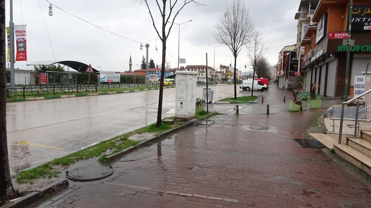 <p>Nadir de olsa sokağa çıkan vatandaşlar ise, "Şehreküstü Meydanını hiç bu kadar boş görmedik.</p>
