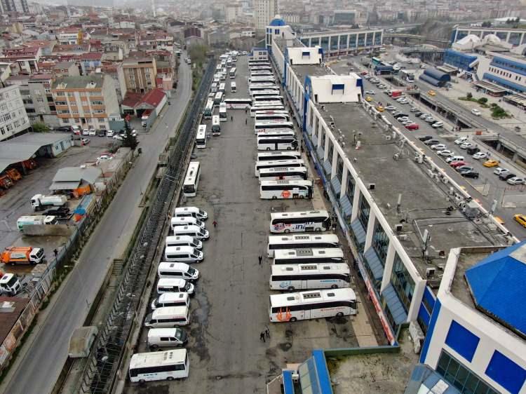 <p>Otogarda az sayıda otobüsün hareket halinde olduğu görülürken, otogardaki sessizlik havadan görüntülendi.<br />
İçişleri Bakanlığı tarafından yayınlanan genelgede yeni tip korona virüs (Covid-19) ile mücadele kapsamında bugün saat 17.00 itibariyle şehirler arası otobüs seyahatlerinin durdurulacağı açıklandı.</p>