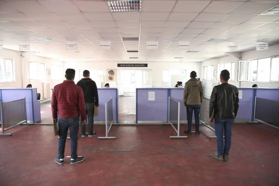 <p>Konya'dan gelen er Ali İhsan Çelebi ise hijyen kurallarına dikkat ettiklerini, ellerini sık sık yıkadıklarını, her yerde sosyal mesafe kuralına uyduklarını belirterek, "Aileme buradan çok selam söylüyorum. Bizi merak etmesinler. Biz iyiyiz ama siz de evde kalın." ifadelerini kullandı.</p>

<p> </p>
