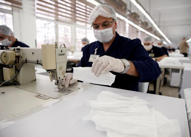 <p><strong>Dikimevlerinde tek kullanımlık maske üretimi başladı</strong></p>
<p>Milli Savunma Bakanlığı Askeri Fabrikalar Genel Müdürlüğüne bağlı dikimevlerinde de tek kullanımlık maske üretimine başlandı.</p>