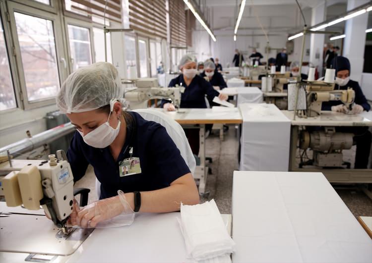 <p>Topaloğlu, KBRN maskelerde kullanılan alüminyum gövdeli süzgeçler ve panoramik maskelerde kullanılan plastik gövdeli süzgeçler ile ilgili yıllık 800 bin üretim kapasitesine sahip olduklarını belirtti.</p>
<p> </p>