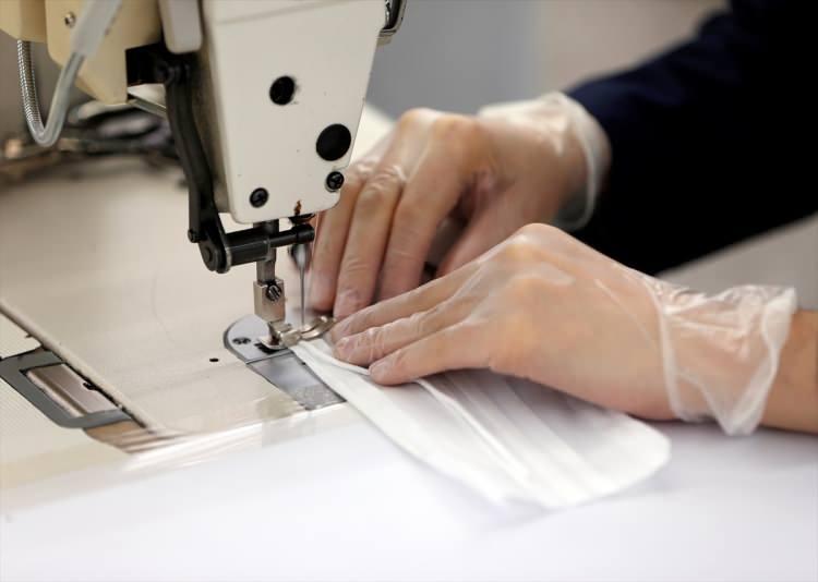 <p>Topaloğlu, KBRN maskelerde kullanılan alüminyum gövdeli süzgeçler ve panoramik maskelerde kullanılan plastik gövdeli süzgeçler ile ilgili yıllık 800 bin üretim kapasitesine sahip olduklarını belirtti.</p>
<p> </p>