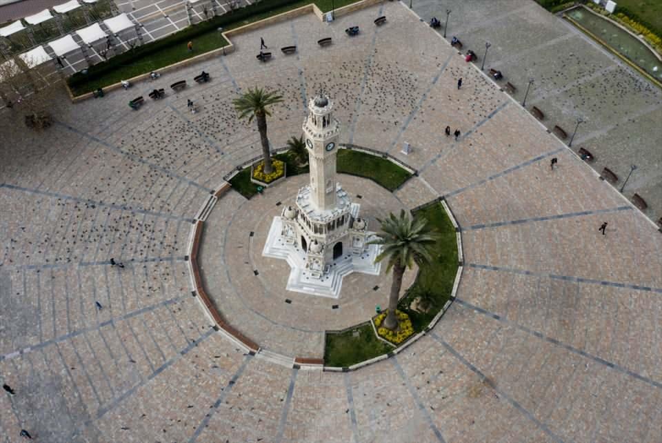 <p>İzmir'de yeni tip koronavirüs (Kovid-19) tedbirleri kapsamında "Evde kal" çağrısına uyulması ve 65 yaş ile üstündekilere getirilen sokağa çıkma kısıtlaması sonucu normalde yoğunluğun yaşandığı tarihi Saat Kulesi, Kordon Boyu ve Karşıyaka Anıt çevresi boş kaldı.</p>
