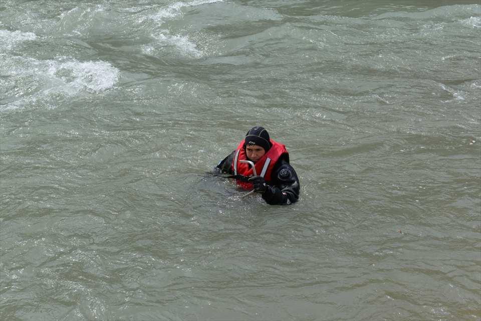 <p>Ekipler, Munzur Çayı kıyısında yaptıkları aramada iki rafting küreği bulmuştu.</p>
<p> </p>