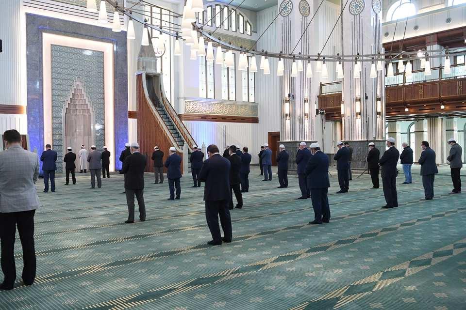 <p>"Nice zorlukları birlik ve beraberlikle aştık"</p>

<p>Allah'a sığınıp tevekkül etmenin Müslümanlara güç ve güven aşılayacağını aktaran Ali Erbaş, "Tevekkül önce maddi ve manevi sebeplere sarılmak, sonra da Allah'a dayanmaktır. Onun yardımına ve desteğine dair sonsuz bir güven beslemektir. Tevekkül ve dua, bizi teskin eder, maneviyatımızı canlı tutar. Zorluklar karşısında metanetimizi artırır. Rabbimiz katındaki değerimizi yüceltir." açıklamasını yaptı.</p>
