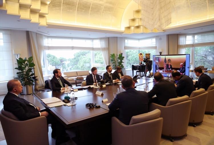 <p>Cumhurbaşkanı Recep Tayyip Erdoğan, video konferans yöntemiyle korona virüse ilişkin gelişmelerin ele alındığı G20 Liderler Olağanüstü Zirvesine katıldı. Toplantıya Huber Köşkü’nden katılan Erdoğan’a, Dışişleri Bakanı Mevlüt Çavuşoğlu, Hazine ve Maliye Bakanı Berat Albayrak, İletişim Başkanı Fahrettin Altun, Cumhurbaşkanlığı Sözcüsü İbrahim Kalın ve G20 Türkiye Şerpası Hayrettin Demircan eşlik etti</p>
