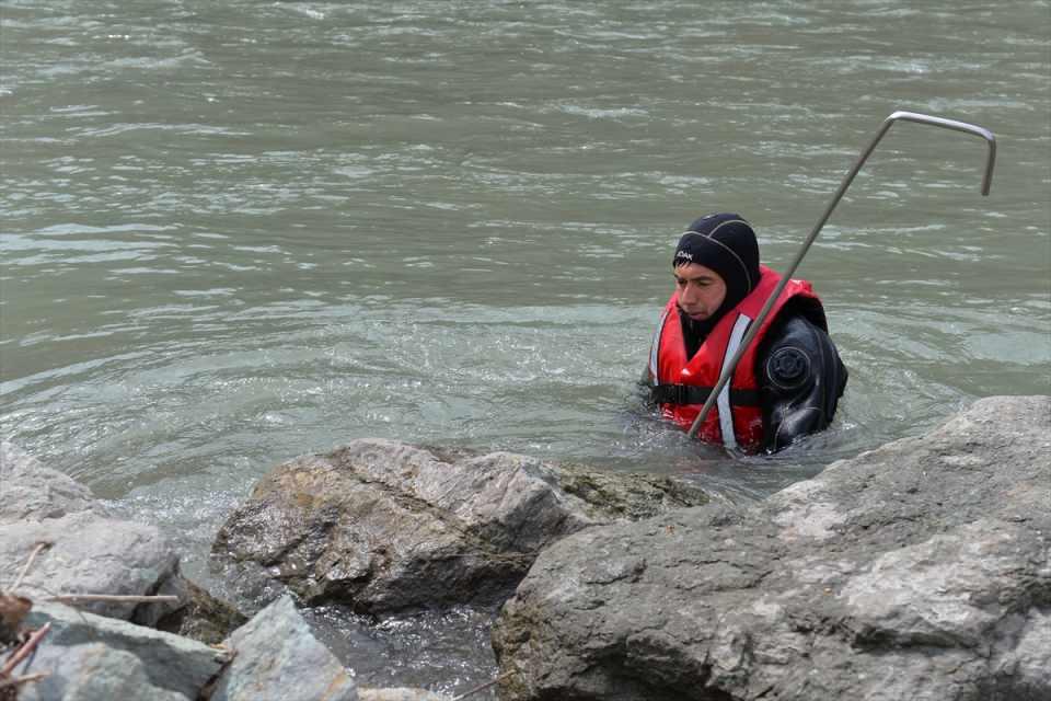 <p> Tunceli'de 17 Mart'ta JAK timlerinin Munzur Çayı'nın Anafatma mevkisindeki eğitimi sırasında botun devrilmesi sonucu suya düşen arama kurtarma timindeki 4 askeri personelden 3'ü kendi imkanlarıyla kurtulmuş, Uzman Çavuş Güneş akıntıya kapılarak kaybolmuştu. </p>