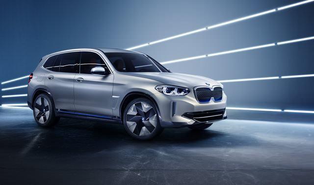 <p><span style="color:#FF8C00"><strong>BMW iX3</strong></span></p>
<p>X3’ün yüzde 100 elektrikli versiyonu olan modelde 70kWh'lık batarya bulunuyor. Otomobilin menzili 400 kilometre ve gücü de 270 beygir olarak açıklanıyor. </p>