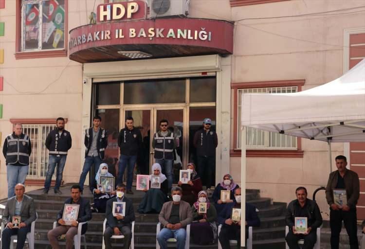 <p>Çocuklarının dağa kaçırılmasından HDP'yi sorumlu tutan Diyarbakır anneleri ve yakınlarının 3 Eylül 2019'da başlattığı oturma eylemi 203. gününe girdi.</p>
