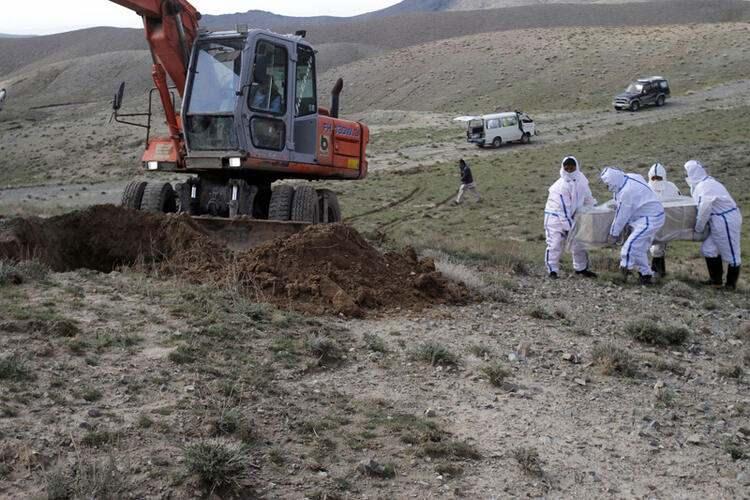 Dünyada ses getiren kareler! Kimselerin olmadığı bir dağ başına gömüp gittiler