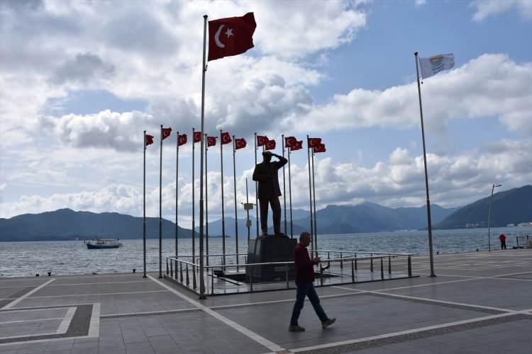 <p>İlçenin çevre yolunda da trafik yoğunluğu yaşanmadı. Bazı dönemlerde, uzun araç kuyruklarının oluşmasıyla bilinen trafik ışıklarının da bulunduğu kavşaklarda az sayıda araç görüldü. İlçe merkezinde sabah saatlerinden akşama kadar çok sayıda vatandaşın gelip geçtiği Cevat Şakir Caddesi'nde eskiye göre yaya trafiğinin de azaldığı gözlendi.</p>

<p> </p>
