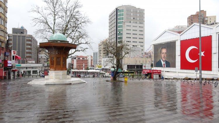 <p>Bursa Valiliği tarafından yapılan "48 saat evden hiç çıkma" çağrısına vatandaşlar uyunca sokak ve meydanlar boş kaldı.</p>