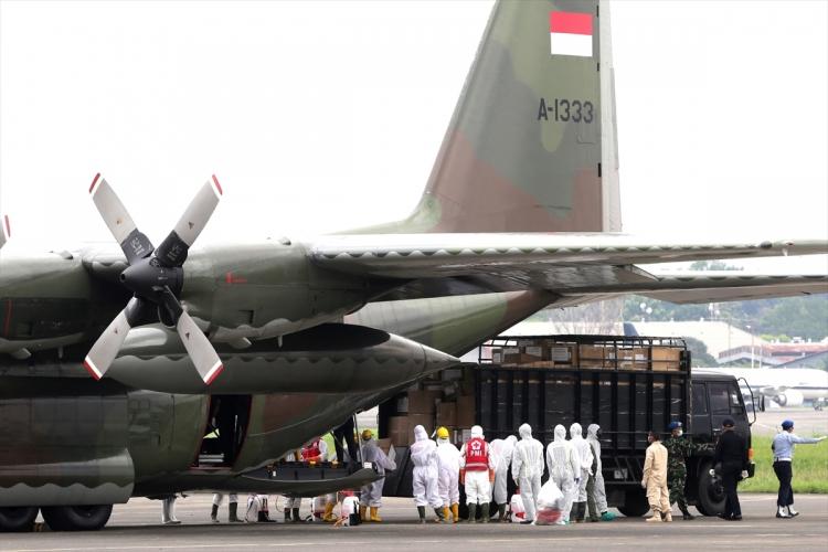 <p>Endonezya hava kuvvetleri tarafından getirilen malzeme özel koruyucu kıyafetler giyen görevliler tarafından taşındı. </p>
