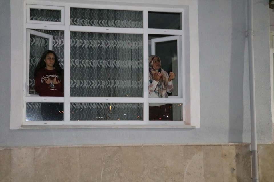 <p>Nevşehir'deki vatandaşlar, yatsı ezanı öncesinde balkon ve pencerelere çıkarak tekbir getirdi.</p>

<p> </p>
