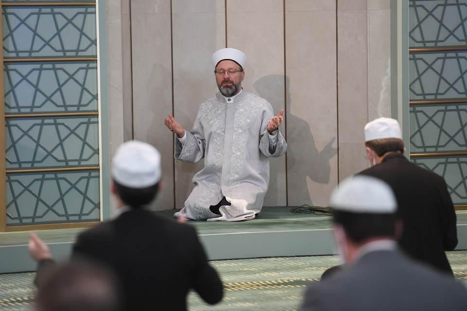 <p>Kur'an-ı Kerim'den, "Duanız olmasa Allah size ne diye değer versin." ayetini okuyan Erbaş, şunları kaydetti:</p>
<p>"Millet olarak nice zorlukları birlik, beraberlik, yardımlaşma ve dayanışma ruhuyla aştık. Yaşadığımız bugünleri de tedbir ve tevekkülle, istişare ve sağlam bilgiyle, sağduyu ve basiretle, sabır ve duayla atlatacağız inşallah. Yeter ki sorumluluklarımızın bilincinde olalım. Tavsiyelere, kararlara ve tedbirlere titizlikle uyalım. İyiliğimiz, sağlığımız ve güvenliğimiz için özveriyle çalışan kardeşlerimizin işlerini zorlaştırmayalım. Birlik ve beraberliğin bizi güçlü bir geleceğe taşıyacağı şu günlerde birbirimize karşı daha hassas ve anlayışlı davranalım."</p>