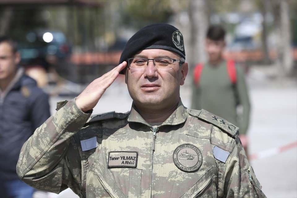 <p>Merkezde acemi erler arasında en az 2 metre olacak şekilde sosyal mesafe korunarak kayıt işlemlerine başlanıyor.</p>
<p> </p>