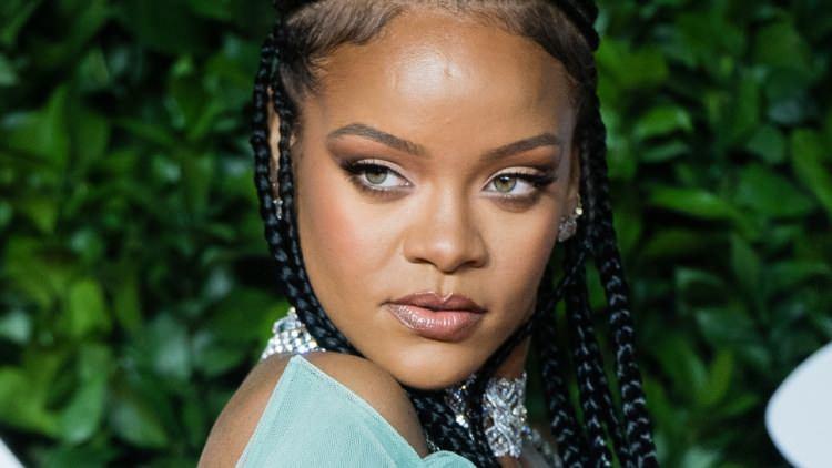 <p>Dünyaca tanınan starlardan olan popun kraliçesi Rihanna, salgın  koronavirüsle mücadele için<strong> 5 milyon dolar değerinde</strong> bağış yaparak helal olsun dedirtti.</p>
