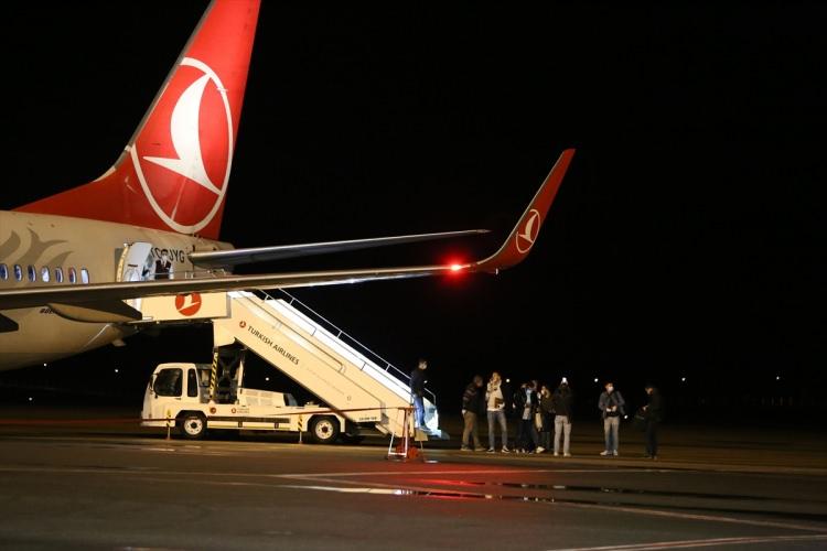 <p><strong>Daha öncede 442 öğrenci gelmişti </strong></p>

<p>Türkiye'de farklı şehirlerdeki üniversitelerde eğitim görürken ERASMUS programları kapsamında İrlanda'ya giden 305 öğrenci ile İskoçya'dan 137 öğrenci, Türk Hava Yollarına ait uçaklarla önceki gün Sivas Nuri Demirağ Havalimanı'na getirilerek KYK Başbakan Binali Yıldırım Yerleşkesindeki yurtlara yerleştirilmişti.</p>
