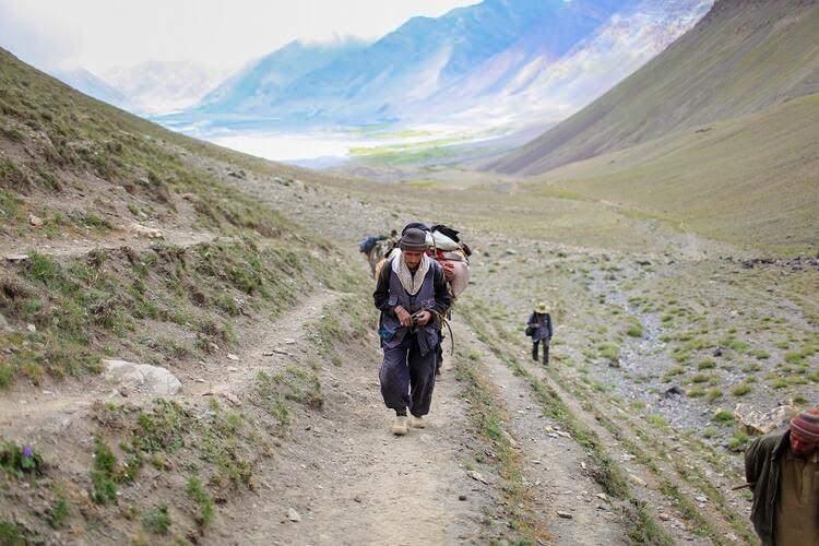 <p>Wakhan bölgesi adını Pamir Dağları'nın Afganistan’daki bölümünden alıyor. Bölgede iki topluluk var: Wakhiler ve Kırgızlar… Wakhiler vadide yerleşik hayata geçen bir topluluk. Wakhiler hayvancılık ve tarımla geçimlerini sağlıyorlar. Daha yükseklerde yaşayan Kırgızlar ise sadece hayvancılıkla geçiniyor ve göçebe bir hayat sürüyor.</p>

<p> </p>
