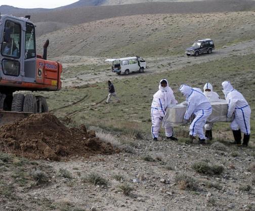 Dünyada ses getiren kareler! Kimselerin olmadığı bir dağ başına gömüp gittiler