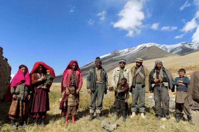 <p>Afganistan'ın kuzeydoğusunda yer alan ‘Hindukuş Dağları’ ile çevrili Wakhan (Vahan) Koridoru, halkı ve kendine özgü yapısıyla farklı bir yer. Burası 'dünyanın çatısı' olarak da adlandırılıyor. İpek Yolu'nun en gözde noktalarından biri olan Wakhan, medeniyetin en ücra köşelerinden... Şu an dünyada olup biten hiçbir şeyden habersiz bir şekilde yaşıyorlar. İşte Wakhan koridoru  ve yerlileri hakkında ilginç bilgiler…</p>
