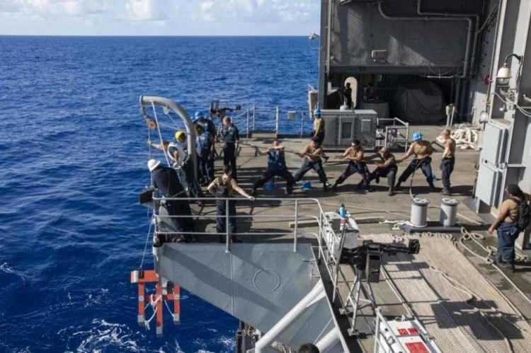 <p>Güney Çin Denizi'nde, Filipin açıklarında seyreden gemi, görevli 5 bin askerle Guam Adası'na demirlenerek karantinaya alındı.</p>
