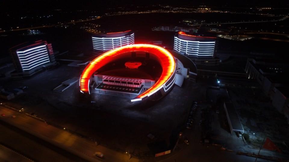<p>700 milyon liraya mal olan, bin 500 yataklı olarak inşa edilen şehir hastanesi tam donanımıyla dikkat çekiyor. Türkiye’de ilk defa 4 bin 500 metrekare olan hilal formatındaki çatısı ise görenleri ihtişamıyla etkiliyor. Hilal şeklindeki çatı yağmur sularını da biriktirerek hastane önünde yer alan bahçenin sulama sistemine aktarıyor. Çatı 2 renk sistemi ile aydınlanıyor.</p>