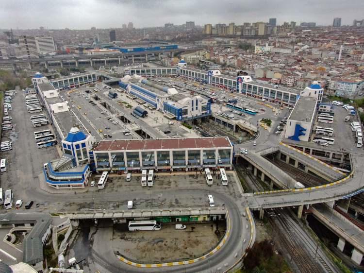 <p><strong>Otogardaki sessizlik havadan görüntülendi</strong><br />
<br />
Her gün binlerce insanın seyahat ettiği 15 Temmuz Demokrasi Otogarı’nda yaşanan yeni tip korona virüs sessizliği havadan görüntülendi.</p>