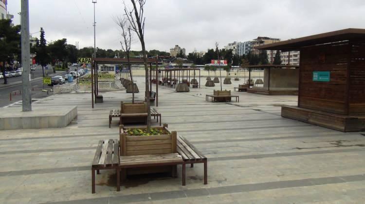 <p>Şanlıurfa'da korona virüs nedeniyle kentin en işlek meydanı olan Topçu Meydanı ile yoğunluğun yaşandığı Balıklıgöl boş kaldı.</p>
