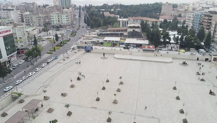<p>Kentte yoğunluğun en çok yaşandığı Balıklıgöl ve Topçu Meydanı havadan görüntülendi. Görüntülerde iki alanda da parmakla sayılabilecek kadar insan olduğu görüldü. Vatandaşlar korona virüs nedeniyle 'evde kal' çağrılarına uyarak gezmek yerine evde kalmayı tercih ederken, Balıklıgöl de adeta sessizliğe büründü. Özellikle binlerce kişinin ziyaret ettiği Balıklıgöl'de korona virüsü nedeniyle sadece birkaç kişinin olduğu gözlendi.</p>