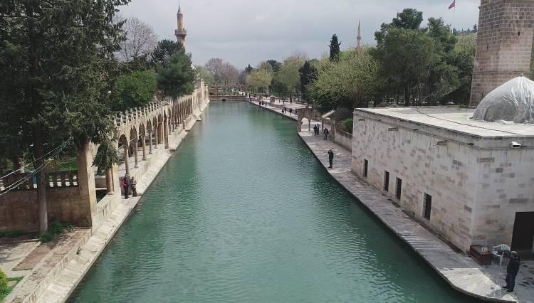<p>Çalışmak için dışarı çıkan vatandaşlar, en işlek cadde ve sokakların boş kaldığını belirterek, Şanlıurfalıların evde kal çağrılarına uymaya başladığını söylediler.</p>