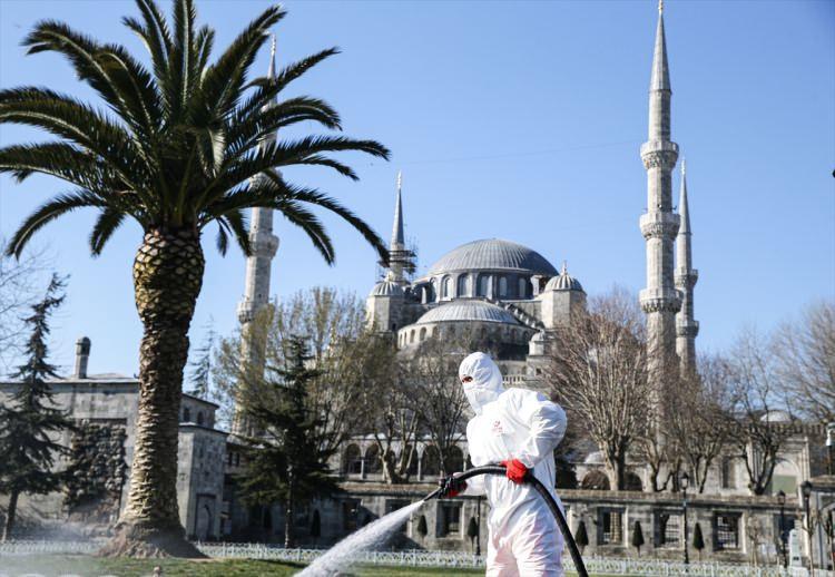 <p>Fatih Belediyesi ekipleri, yeni tip koronavirüs (Kovid-19) tedbirleri kapsamında, Sultanahmet Meydanı'nı dezenfekte etti.</p>
