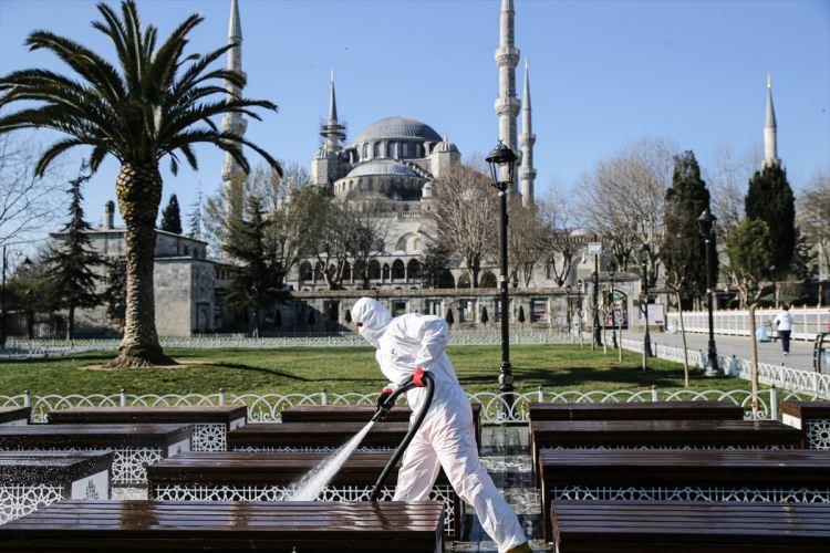 <p>Fatih Belediyesi ekipleri, koronavirüs salgınına karşı önlemini sürdürüyor.</p>
<p> </p>